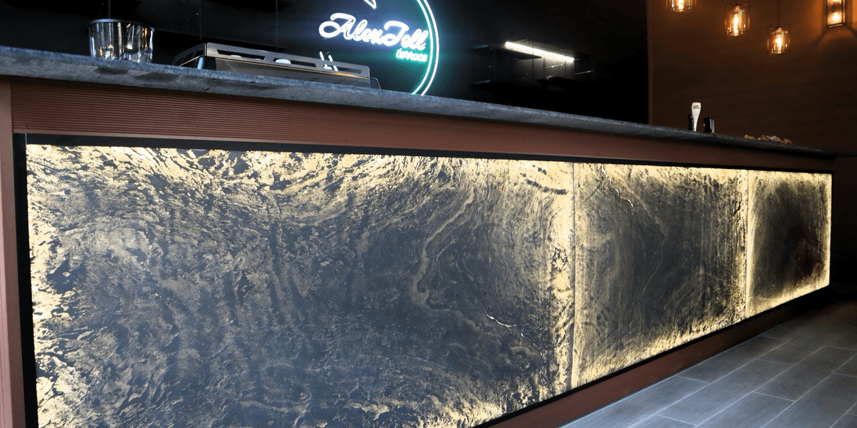 Bar modern HoReCa cu finisaje premium și iluminare elegantă.