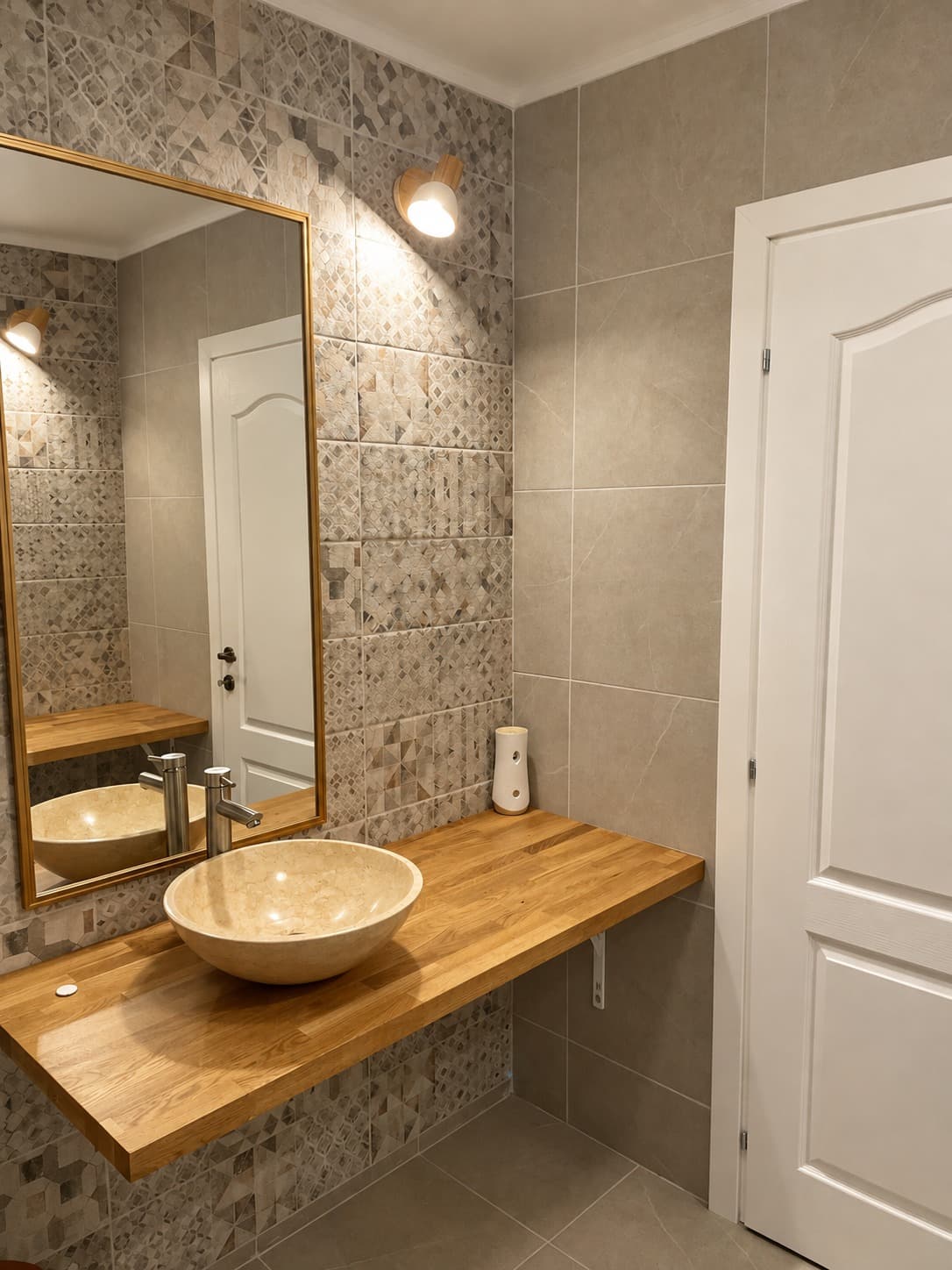 Small bathroom design – interior design by Art & Interiors Cristiana Constantinescu