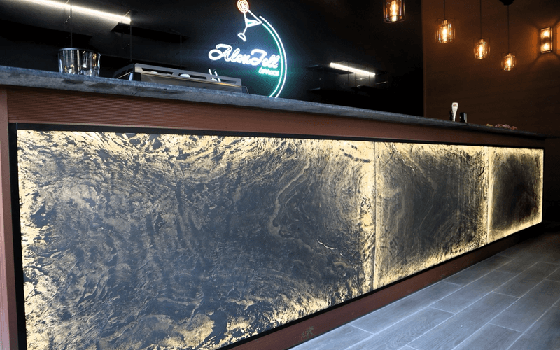 Bar modern HoReCa cu finisaje premium și iluminare elegantă.