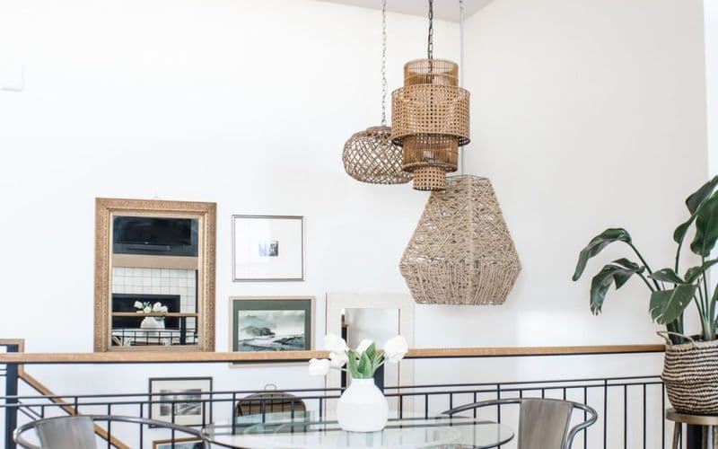 O zonă de luat masa mică, decorată în stil modern-boem.
