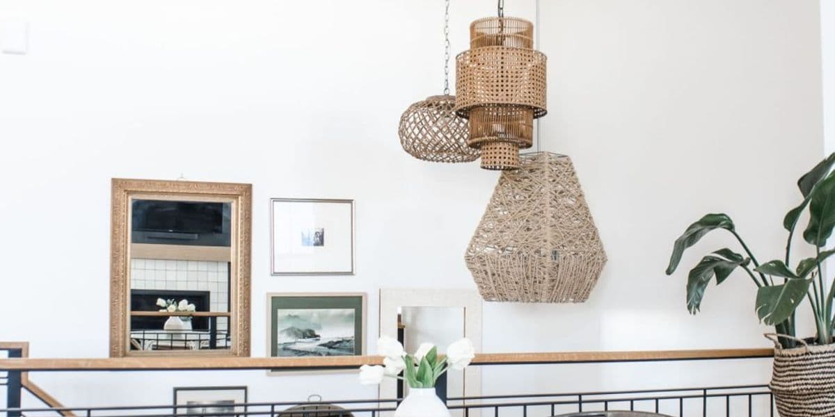 O zonă de luat masa mică, decorată în stil modern-boem.